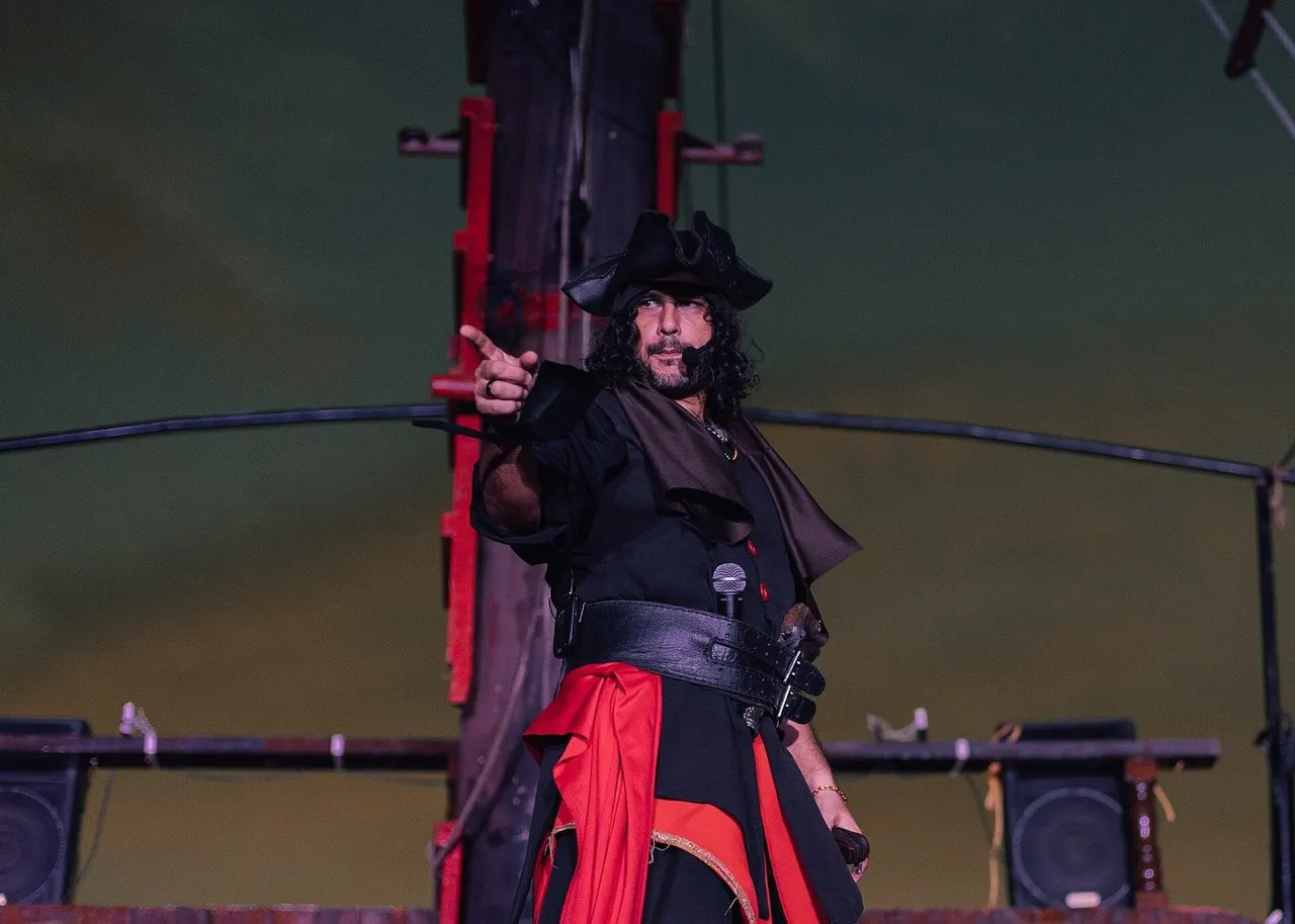 The pirate captain leading the show on the Puerto Vallarta pirate ship